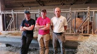 Au centre, Théo dos Santos, salarié du GEIQ en contrat de professionnalisation, entouré de ses deux agriculteurs employeurs, Mathieu Aubignac et Éric Valibus. © GEIQ agricole limousin-périgord Au centre, Théo dos Santos, salarié du GEIQ en contrat de professionnalisation, entouré de ses deux agriculteurs employeurs, Mathieu Aubignac et Éric Valibus. © GEIQ agricole limousin-périgord